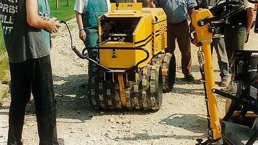 第一台铰接式万能压路机 RT820 正在施工。