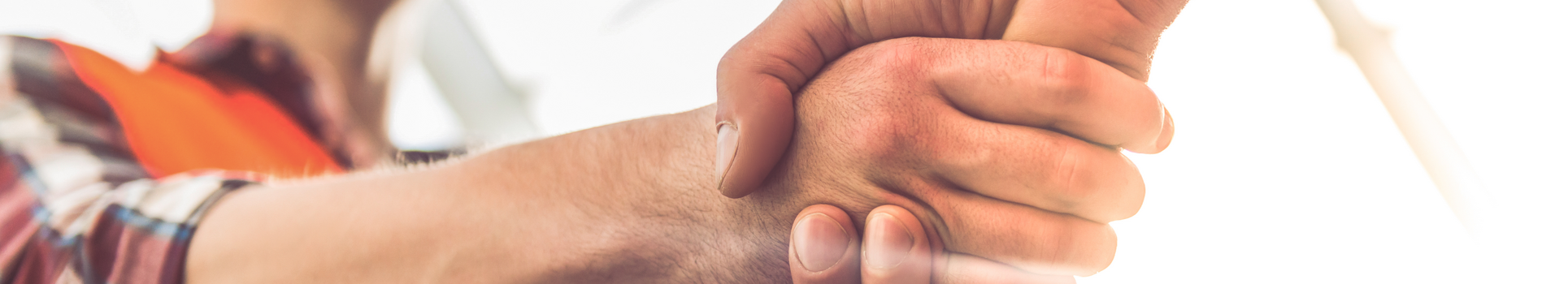 在建筑工地上握手。