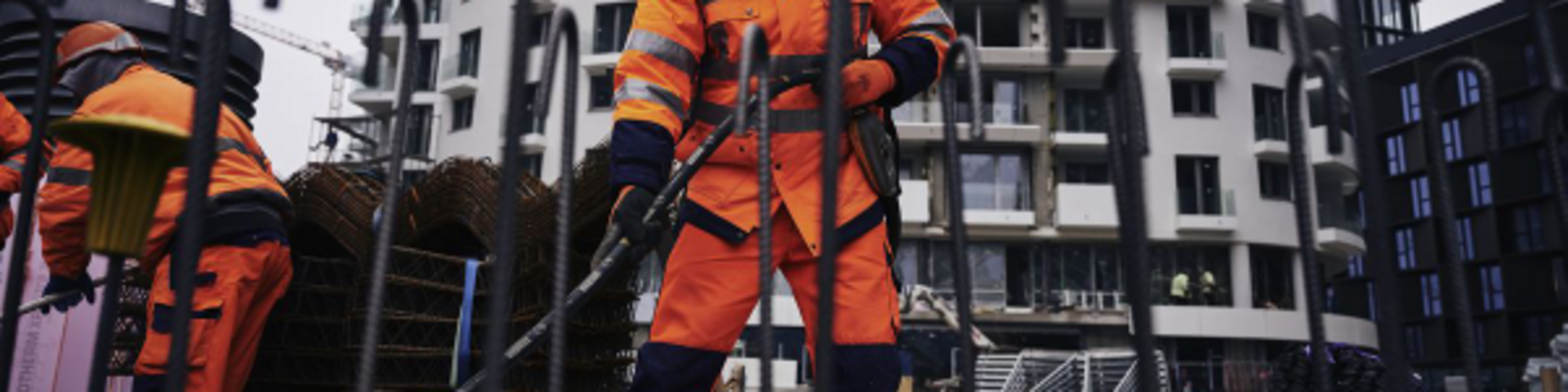 建筑工人在工地上使用威克诺森插入式振动器振实混凝土。