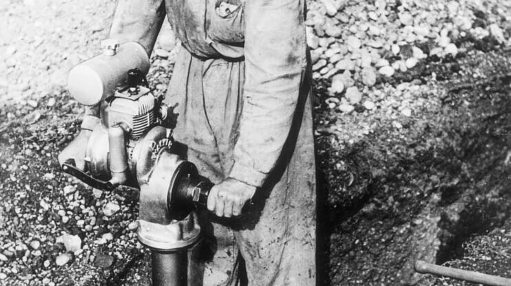 采用内燃机的历史首台振动冲击夯正在施工。