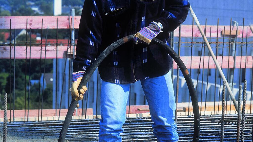 内置变频器的插入式振动器正在建筑工地上施工。