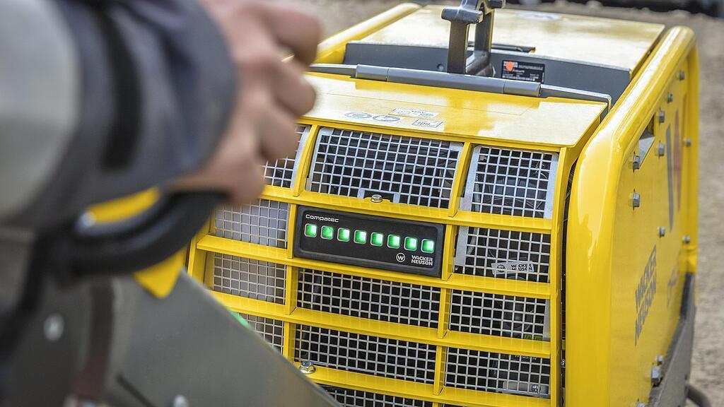 正在建筑工地上使用的 Compatec 压实控制器。