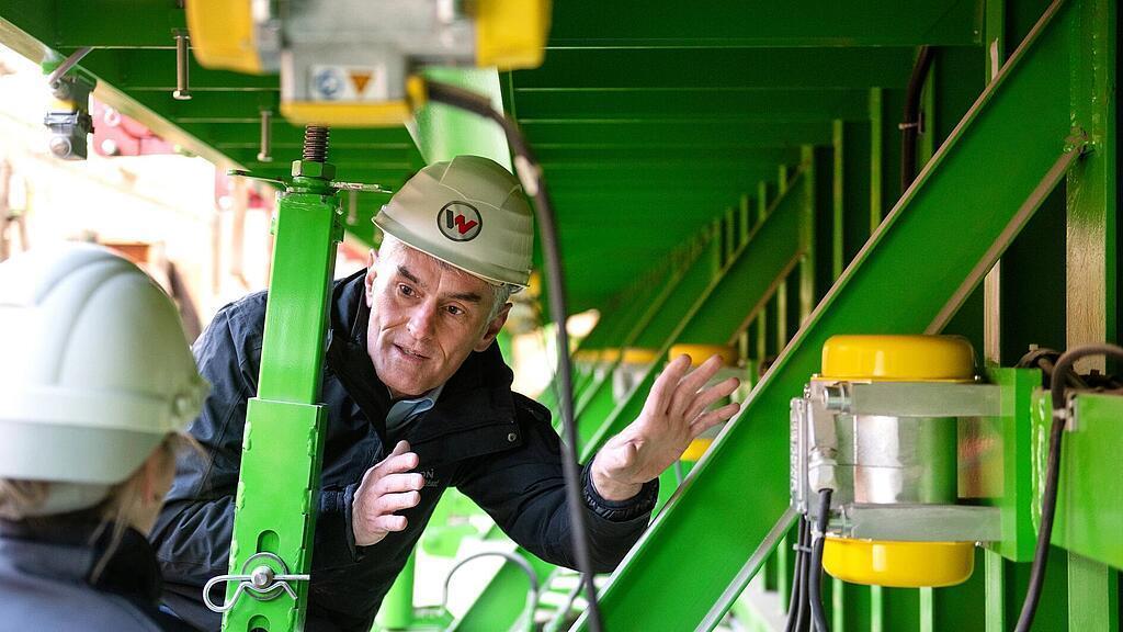 威克诺森员工站在外置式振动器前讲解。