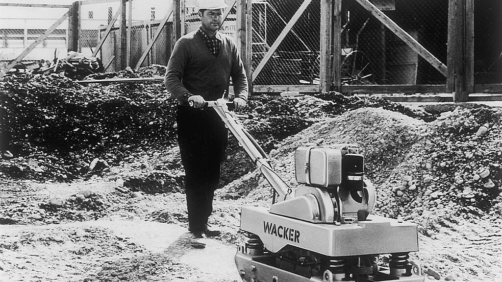 首台双向振动平板夯 DVU 正在施工。