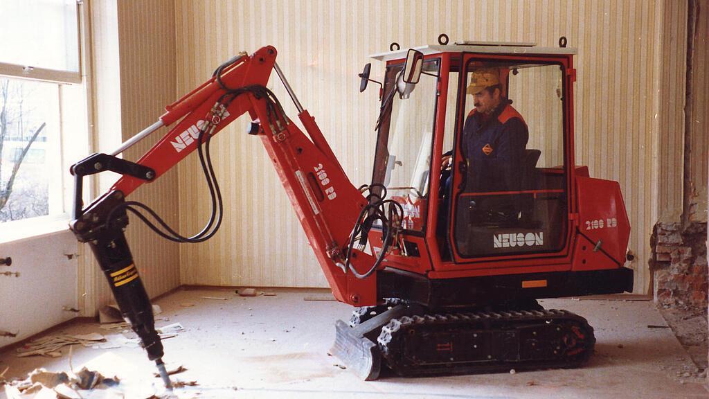 首台 Neuson 液压迷你挖掘机正在施工。